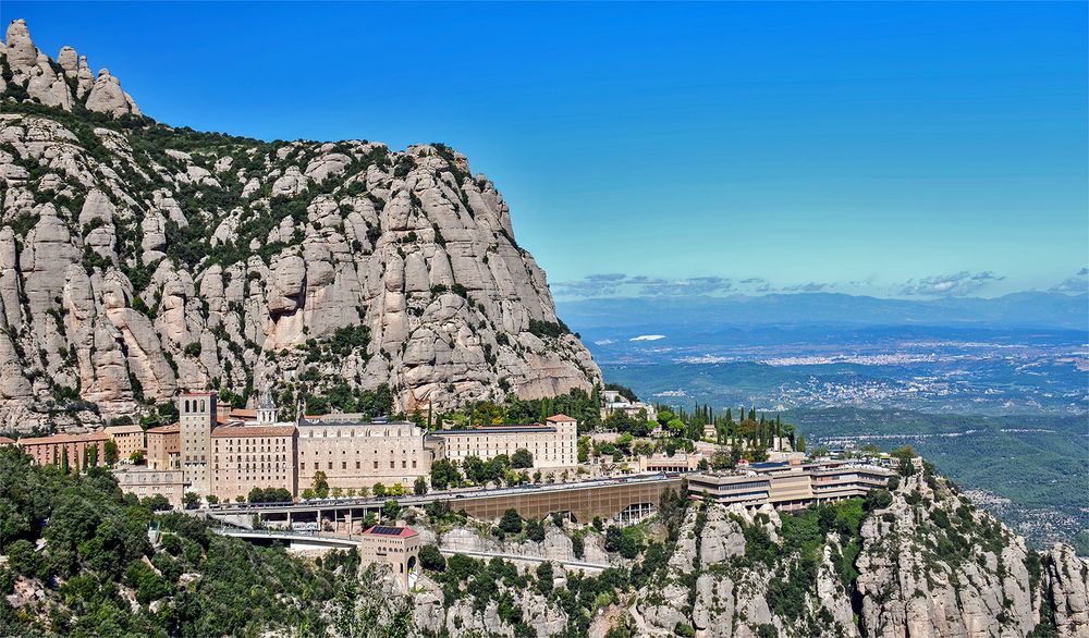 Monestir de Montserrat a les muntanyes del mateix nom