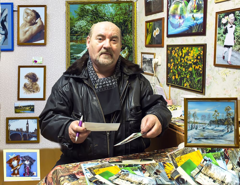 Друг у меня дома.