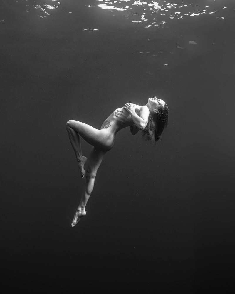 свет скользит по телу