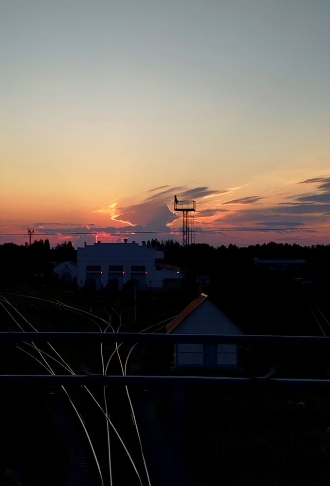 Ж/д пути на станции в сумерках