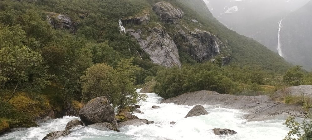 Водопад сошедший с ледника.