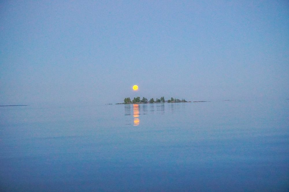 Лунная ночь на Онежском озере.