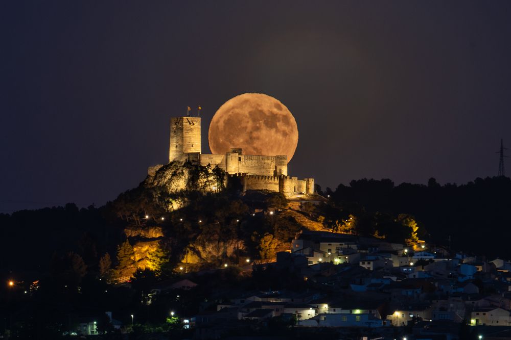 Luna del Ciervo tras el Castillo de Biar