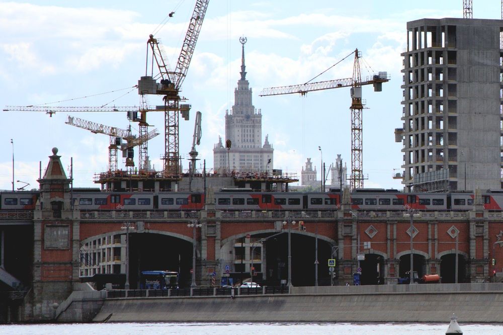 Москва строится.