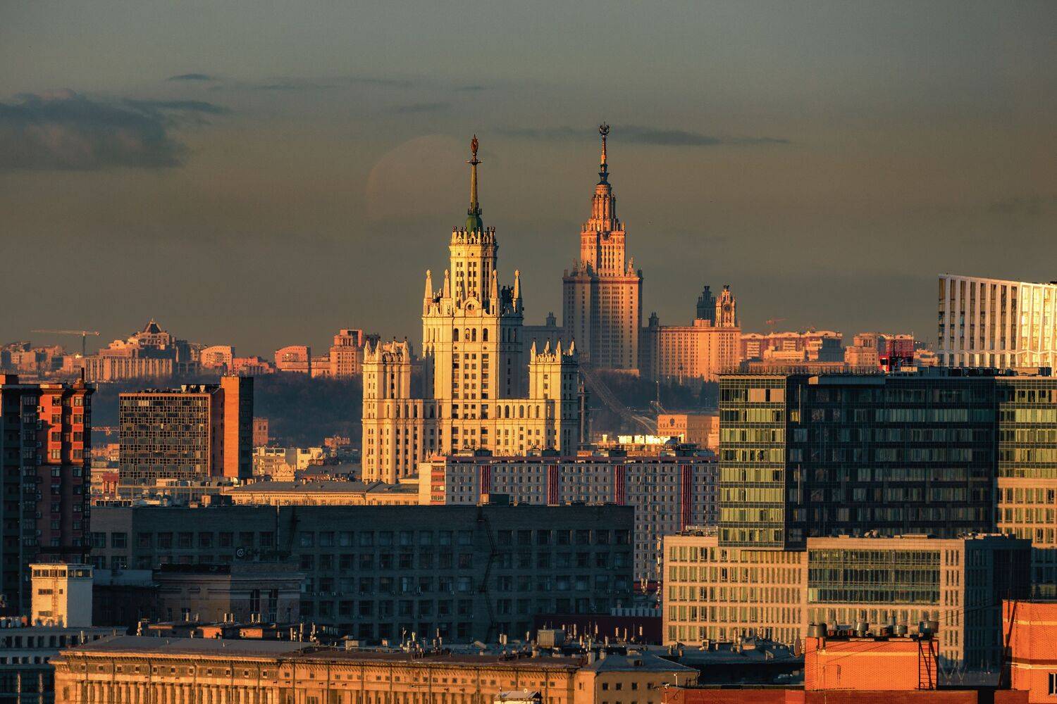 Заход Луны между сталинскими высотками