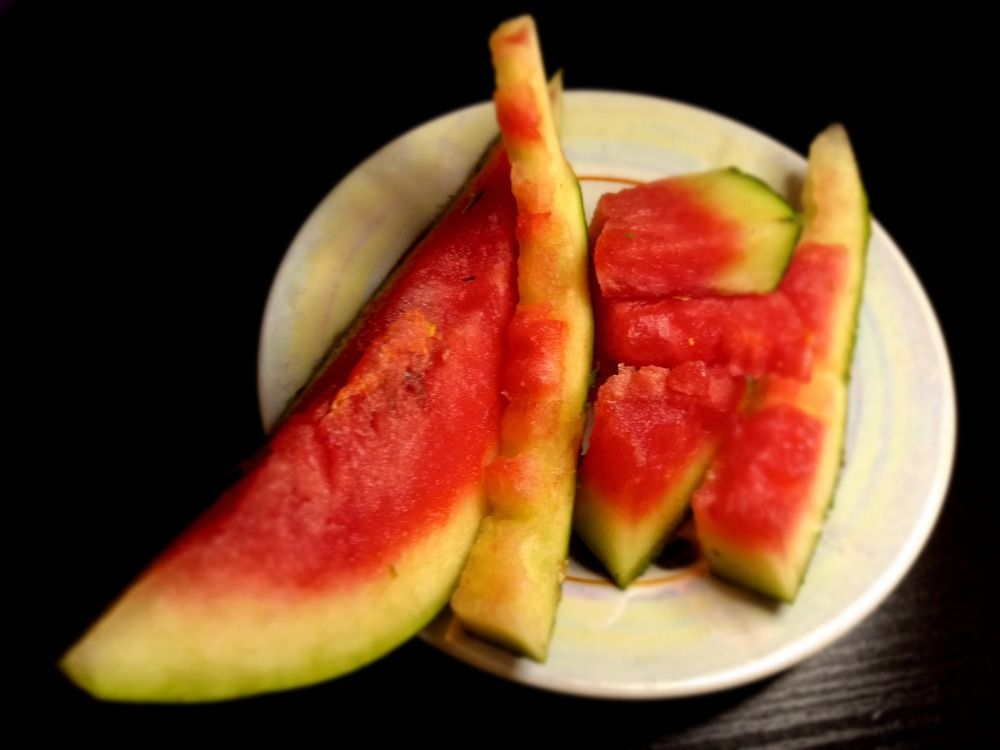 Арбузные кусочки. Вид сверху.