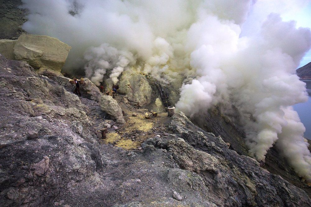 Один день в кратере вулкана Иджен