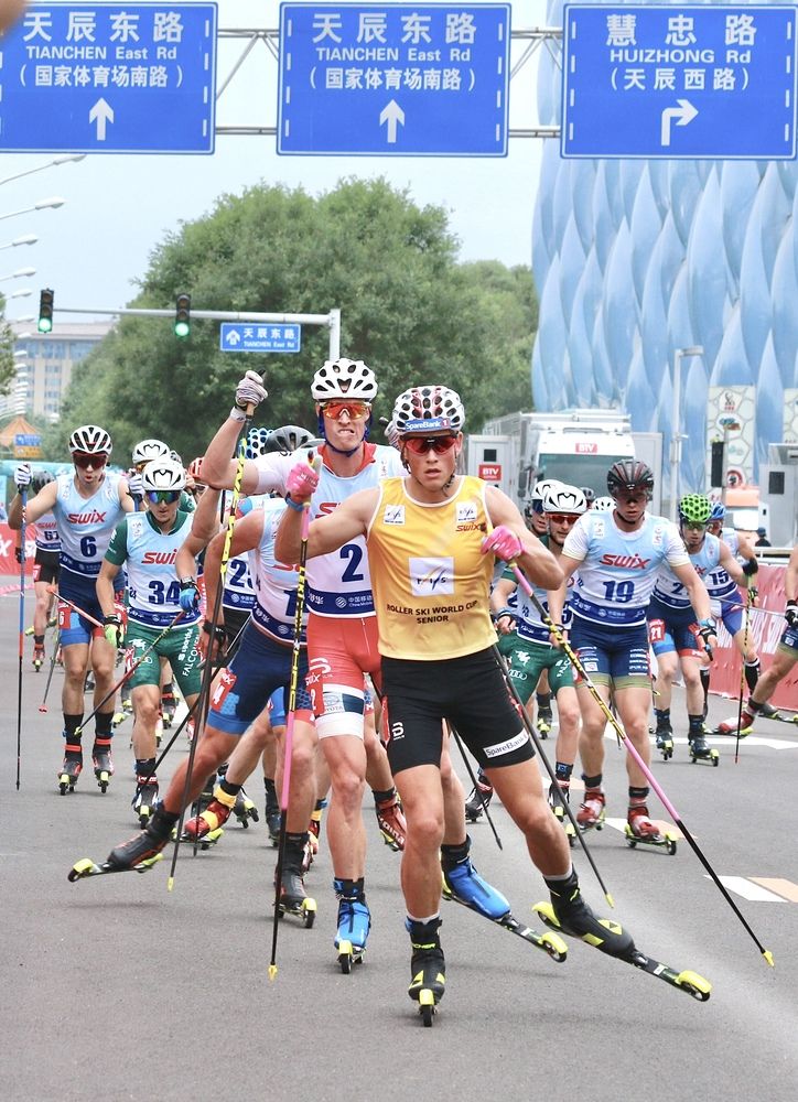 Сильнейшие лыжники на трассе