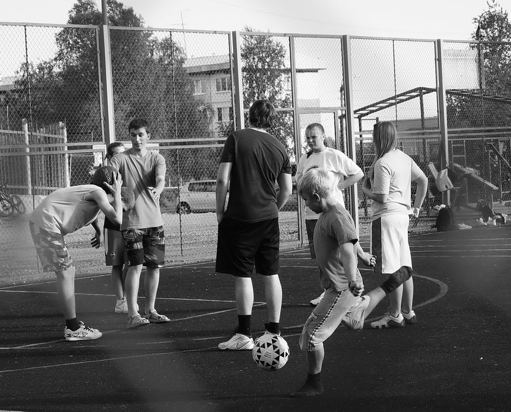 На спортплощадке.