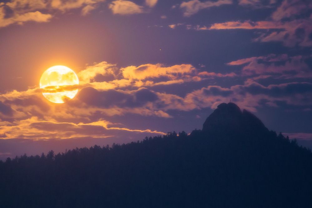 Ночь. Луна. Такмак.