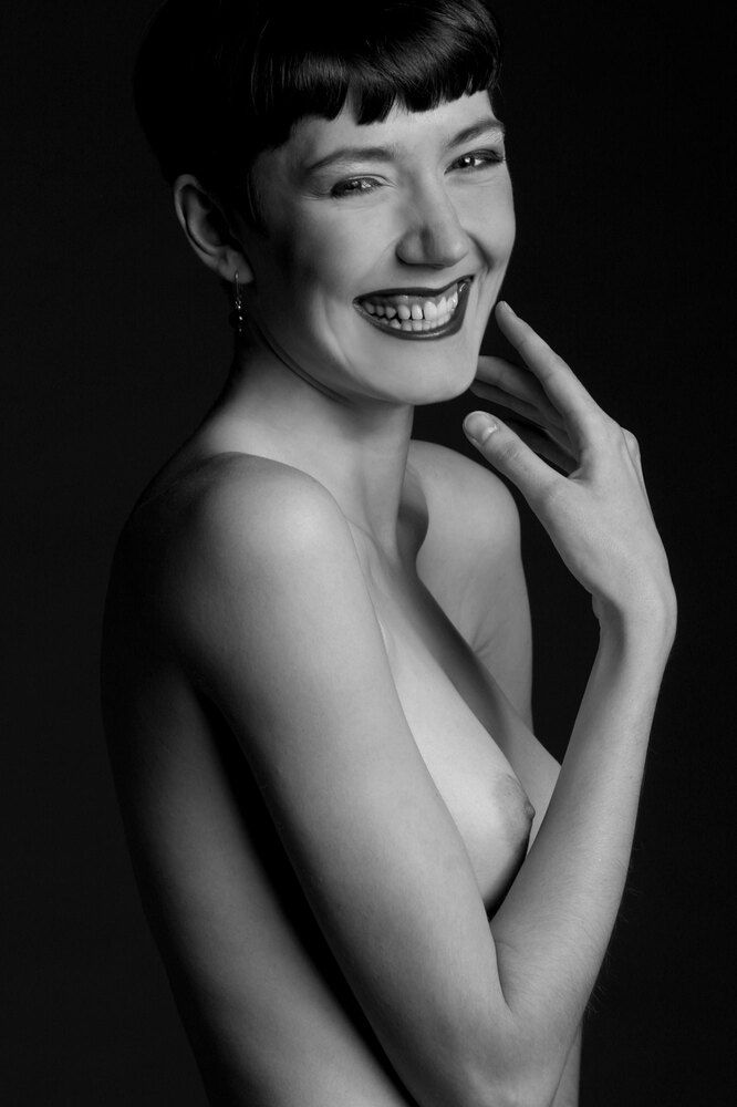Женский эротический фотопортрет «Смех без тени сомнения»