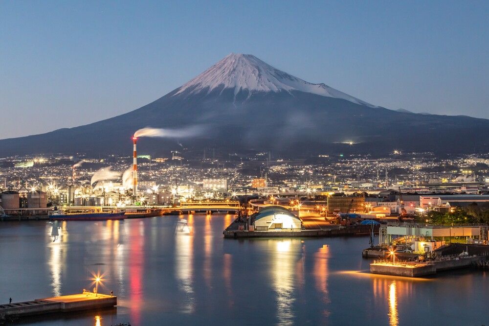 静寂の背に灯る営み