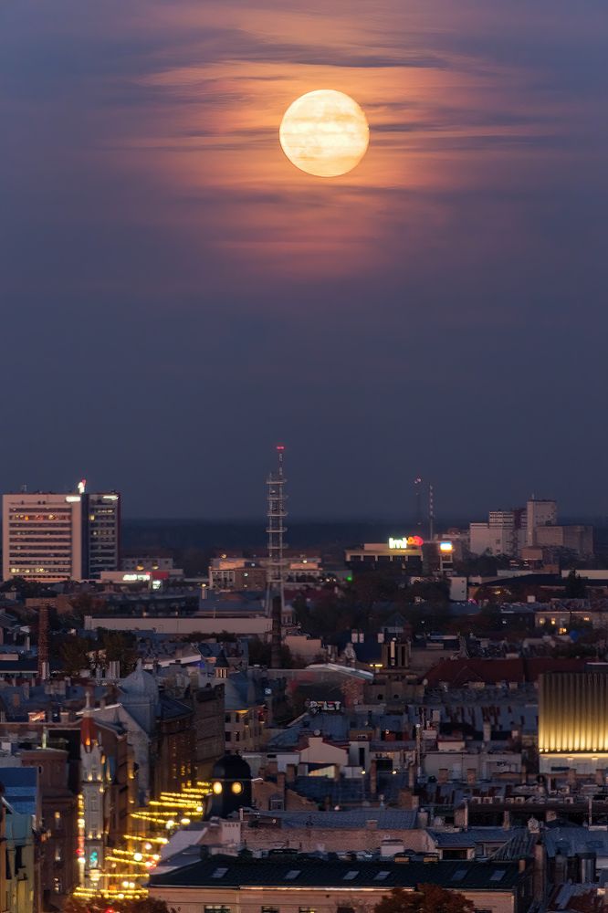 Восход Луны над городом