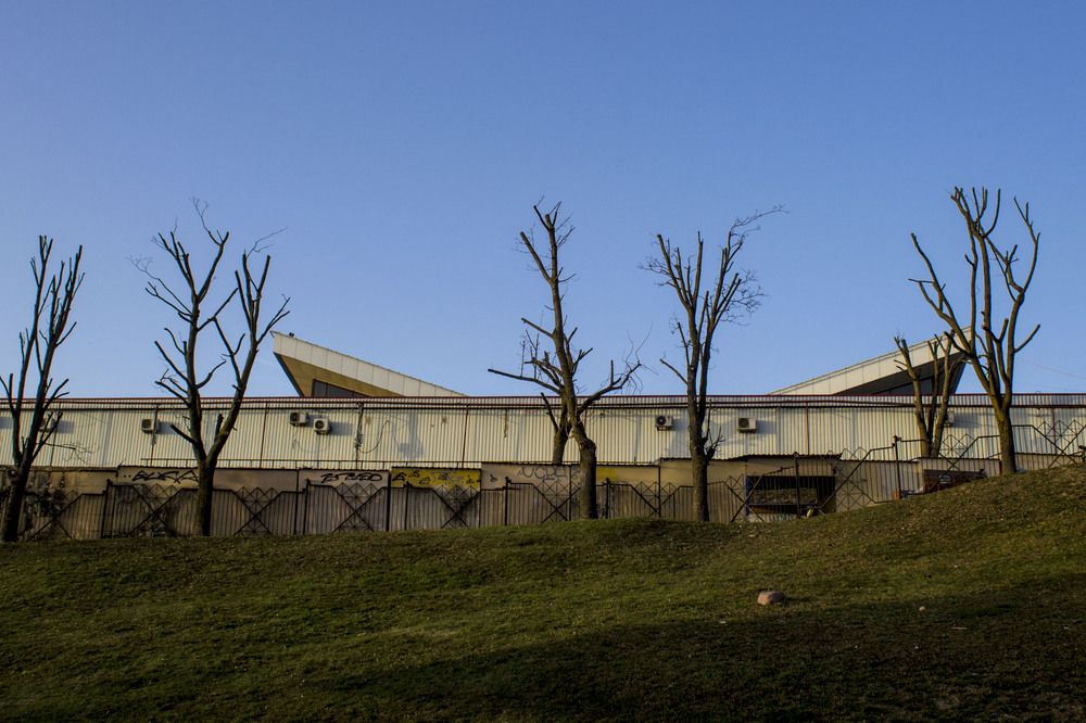 У  заводского забора