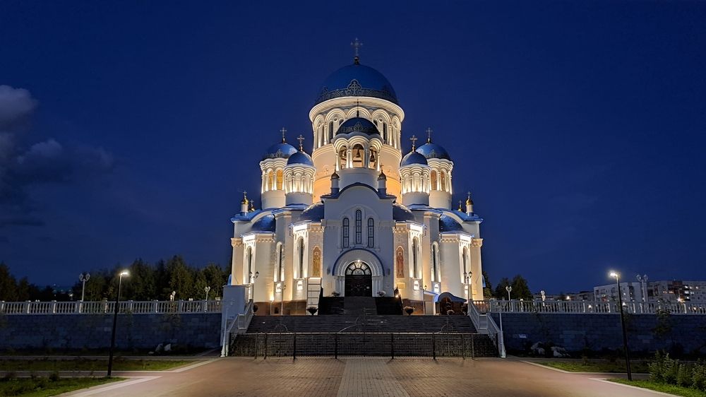 Свято-Троицкий кафедральный собор в ночи