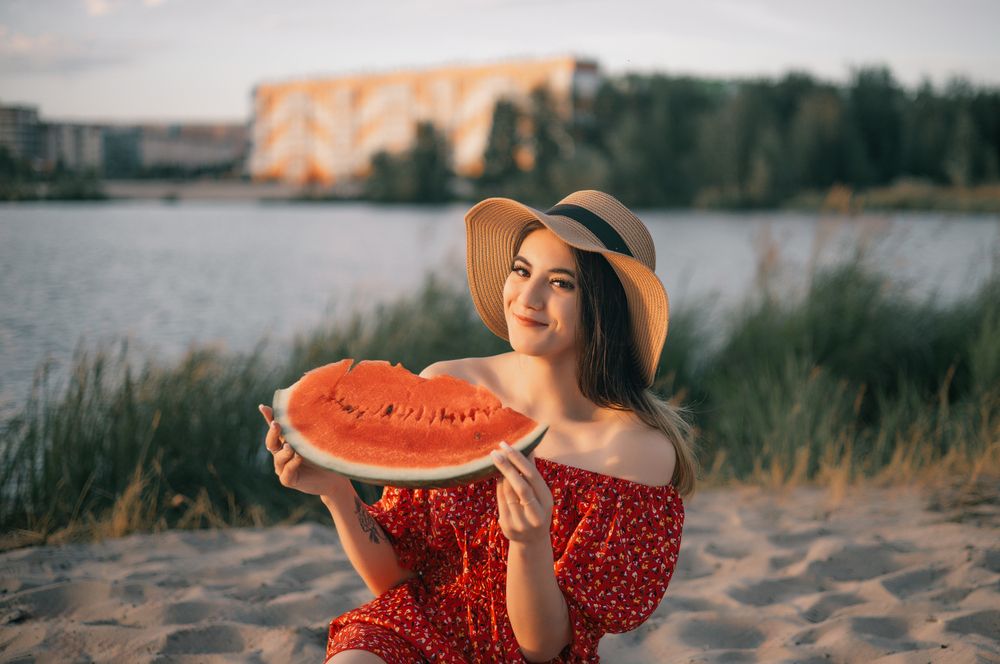 Девушка с арбузом на фоне города