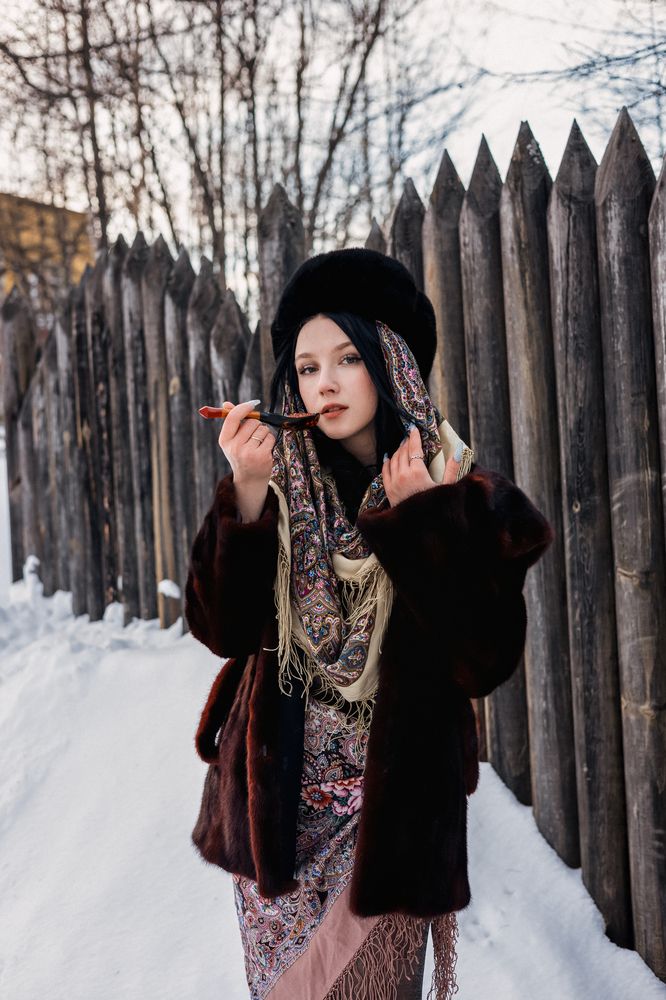 девушка в русских платках
