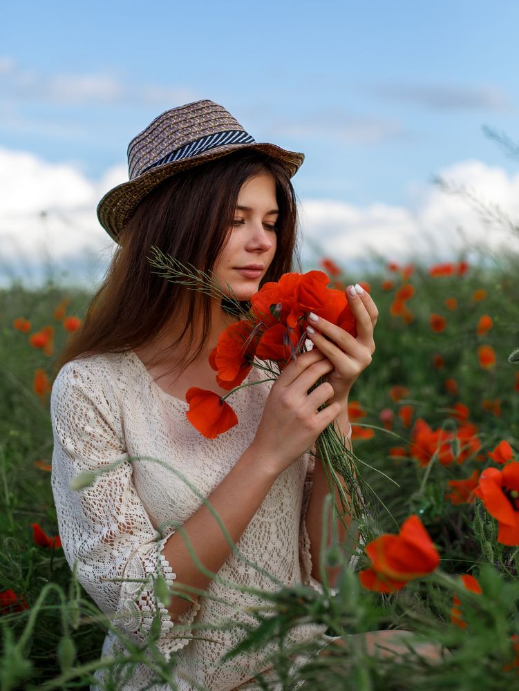 девушка с маками