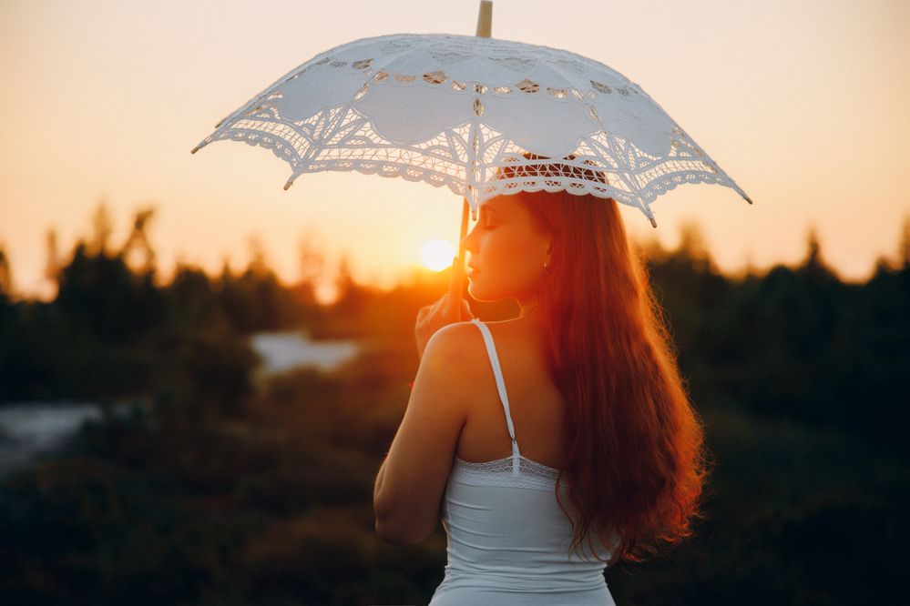 Девушка под зонтом