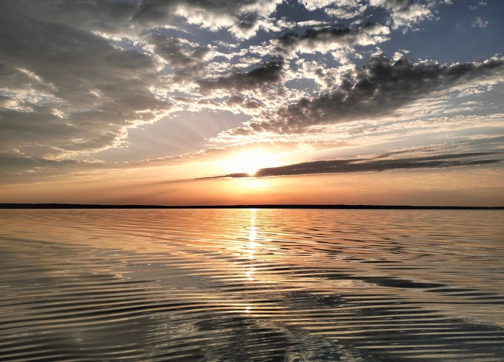 Утро брежжит, день грозит ненастьем...