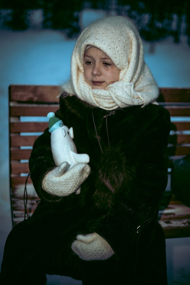 Плачущая девочка в зимнем парке