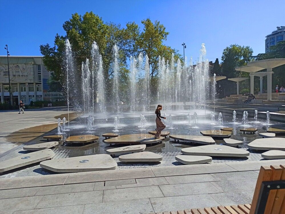 Девочка и фонтан.