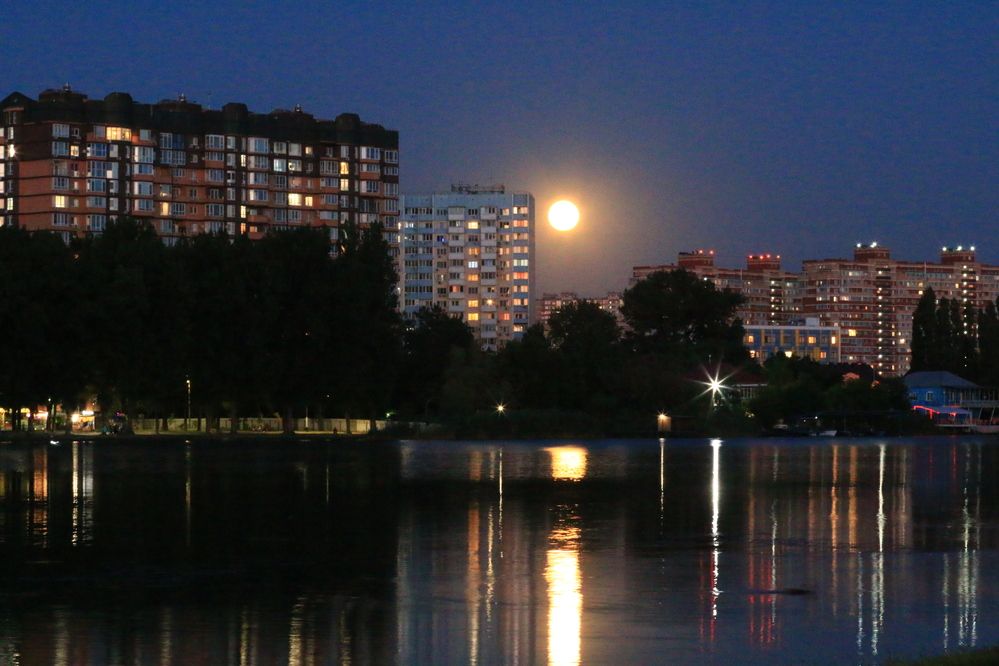 Городская Луна.