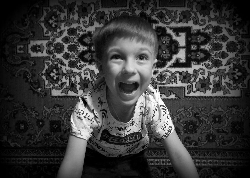 Пытается испугать