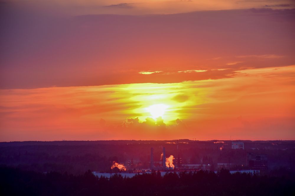 Красный закат на рабочей окраине.