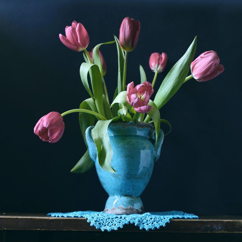 Тюльпаны в голубой вазе
