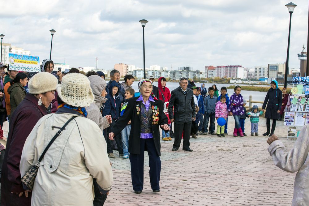 Бабушка зажигает.