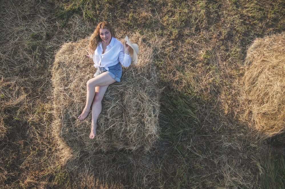 Девушка на сене