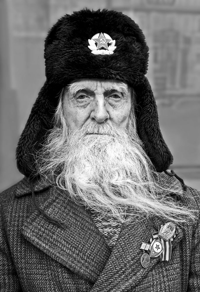 Портрет старика в шапке со звездой.