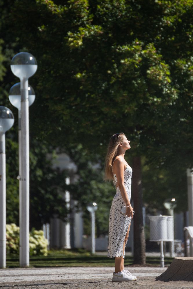 Случайная девушка у фонтана