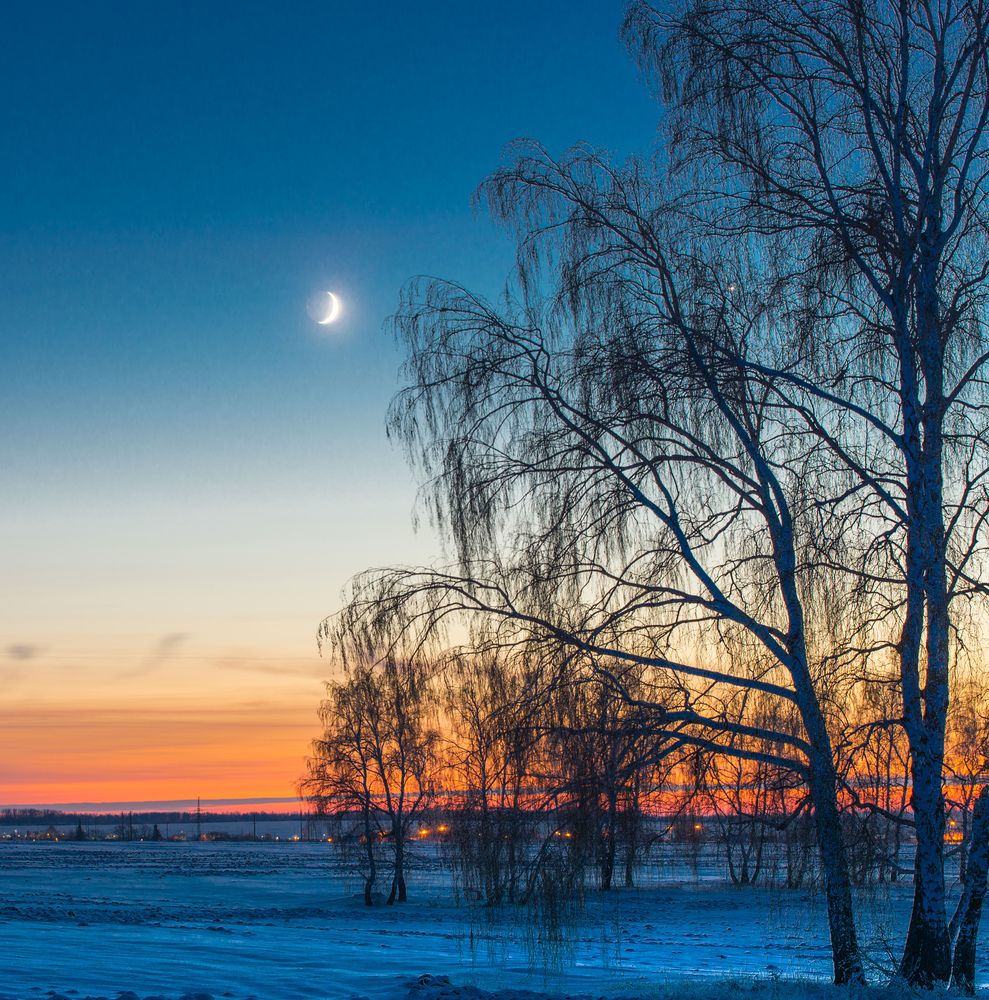 За околицей.