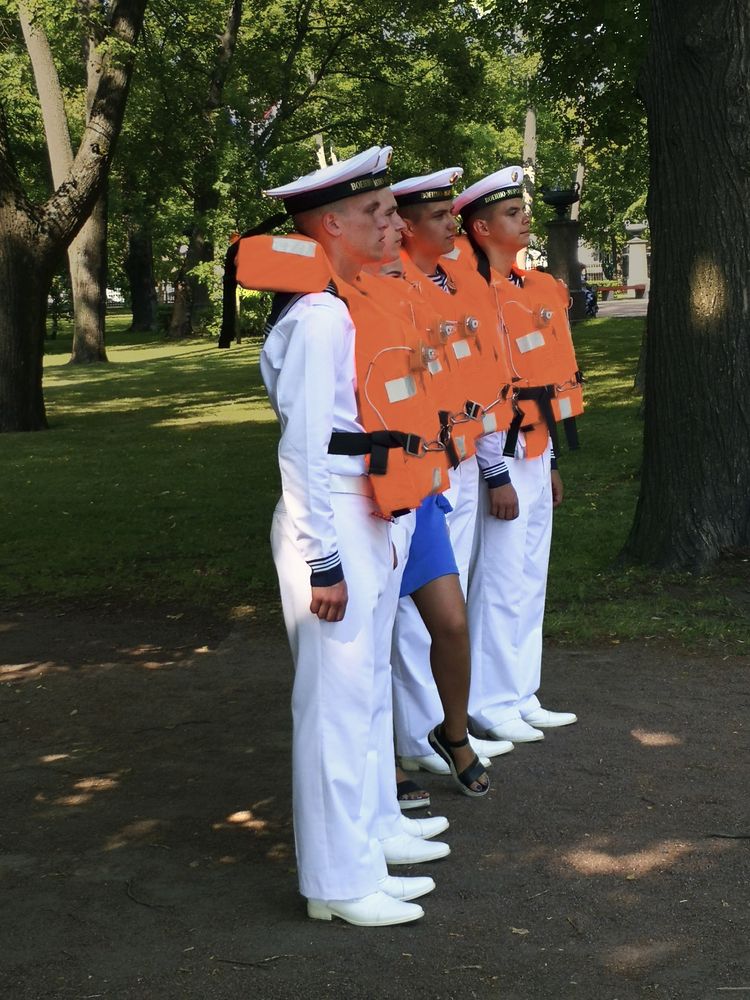 Замаскировалась