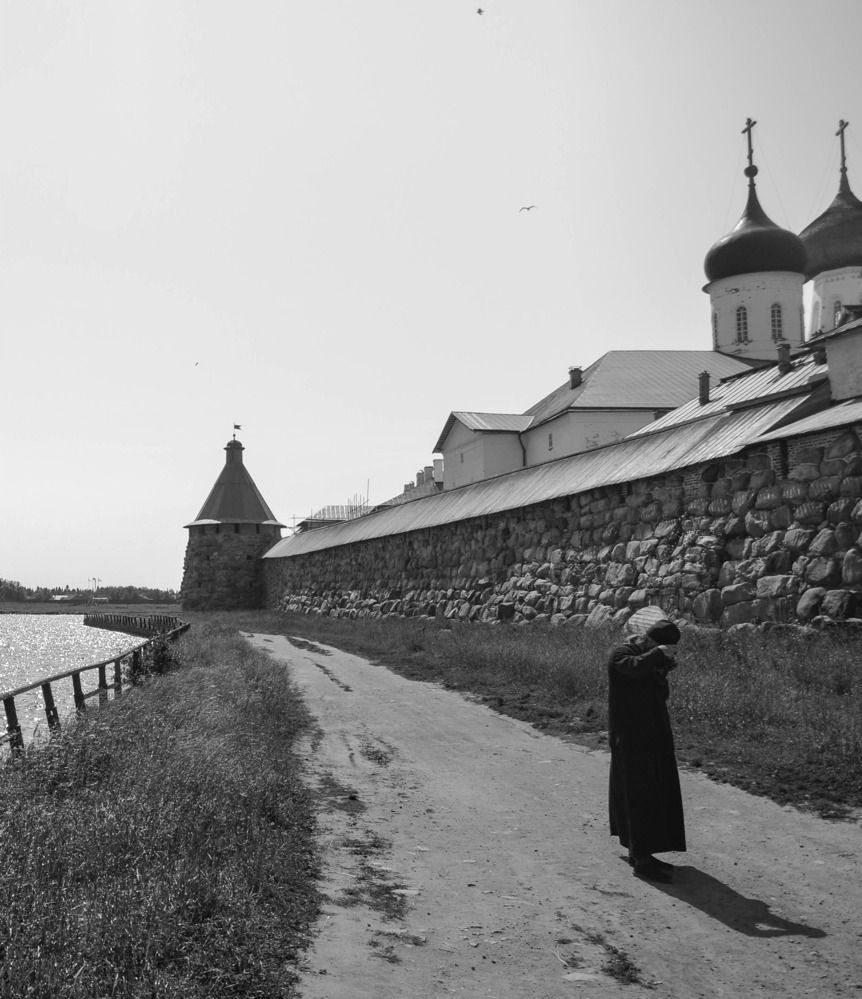 У стен монастыря.