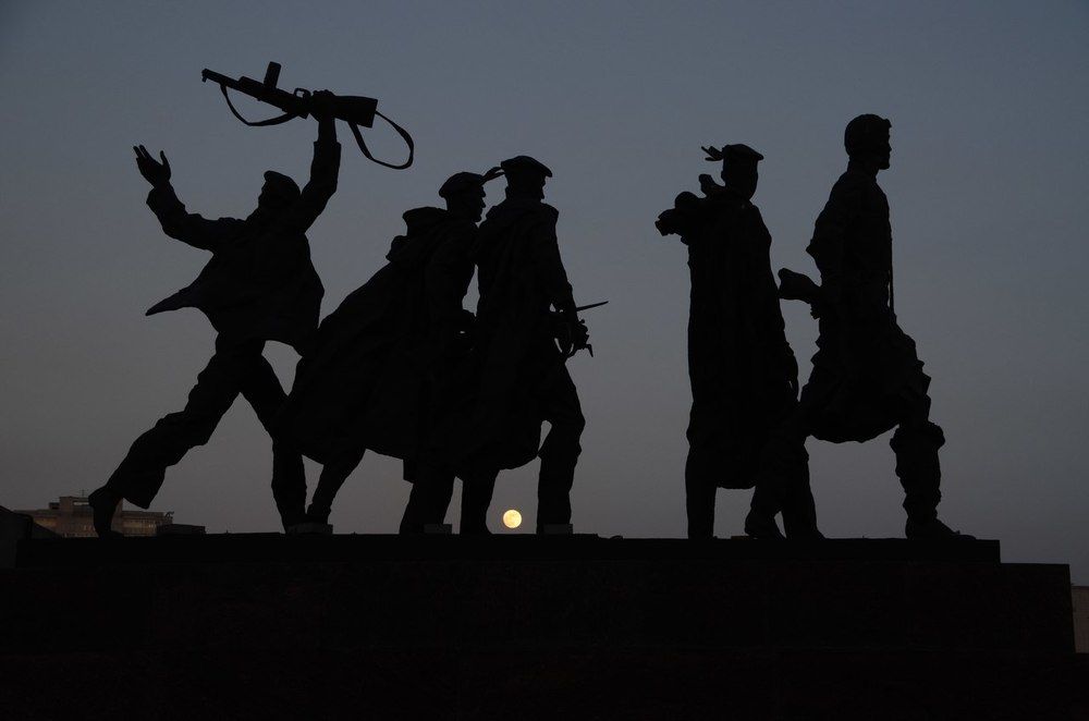 Площадь Победы. Скульптурная группа.