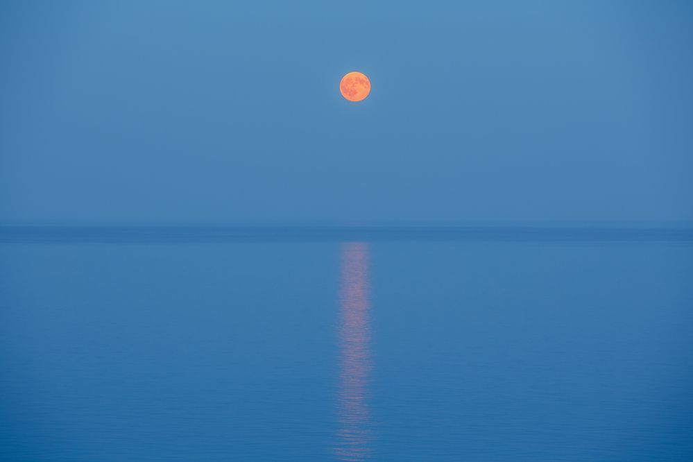 Луна и море.