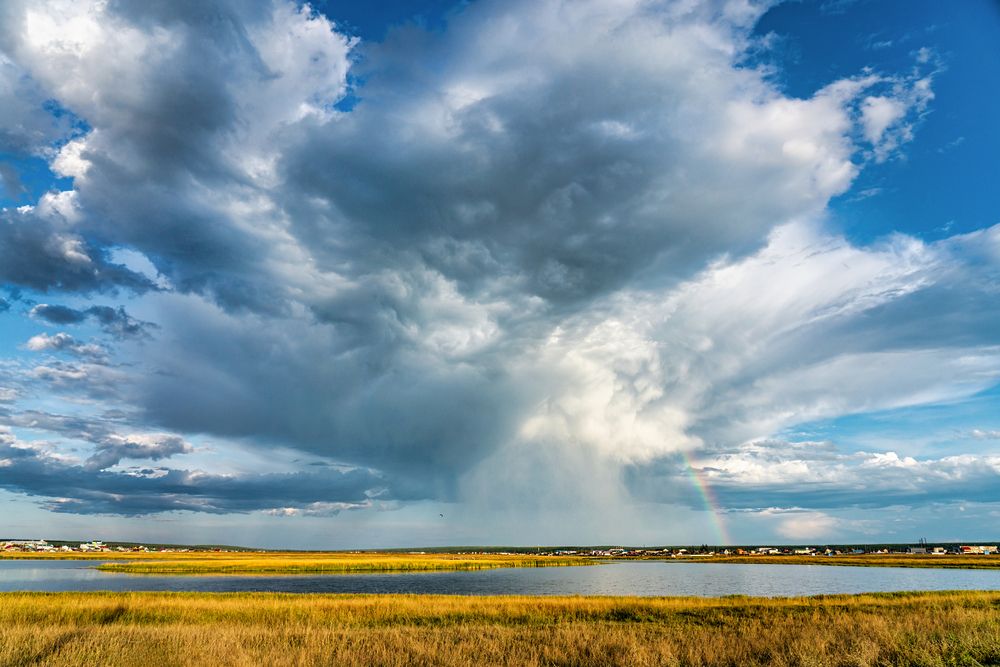 Лохматое облако льется на землю дождем и радугой)