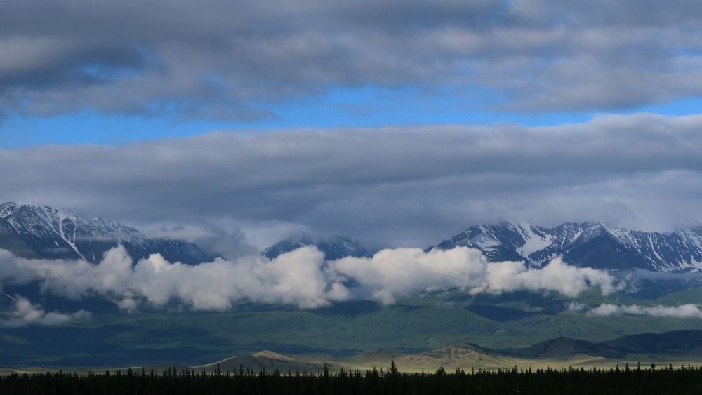 Облака уходят в небо с гор
