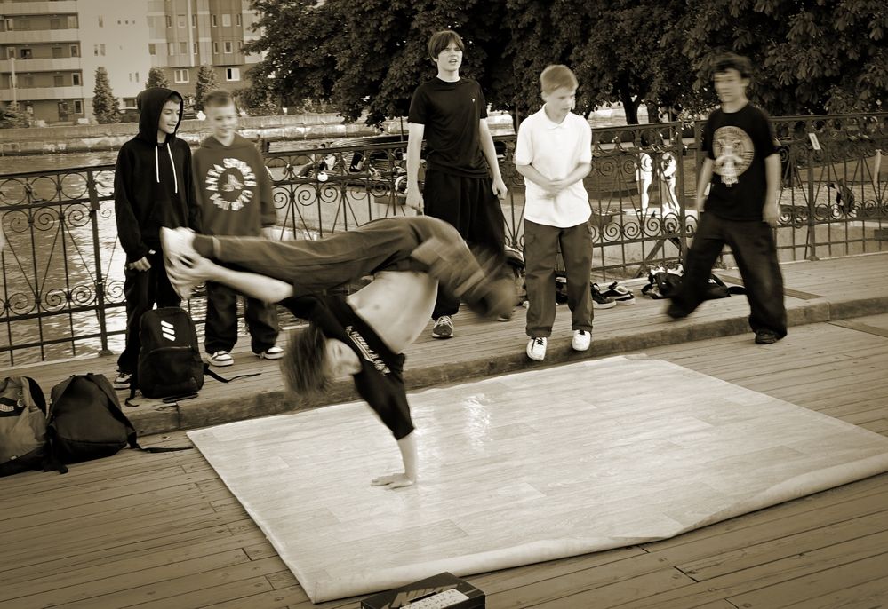 Уличные танцы (Street dancing)