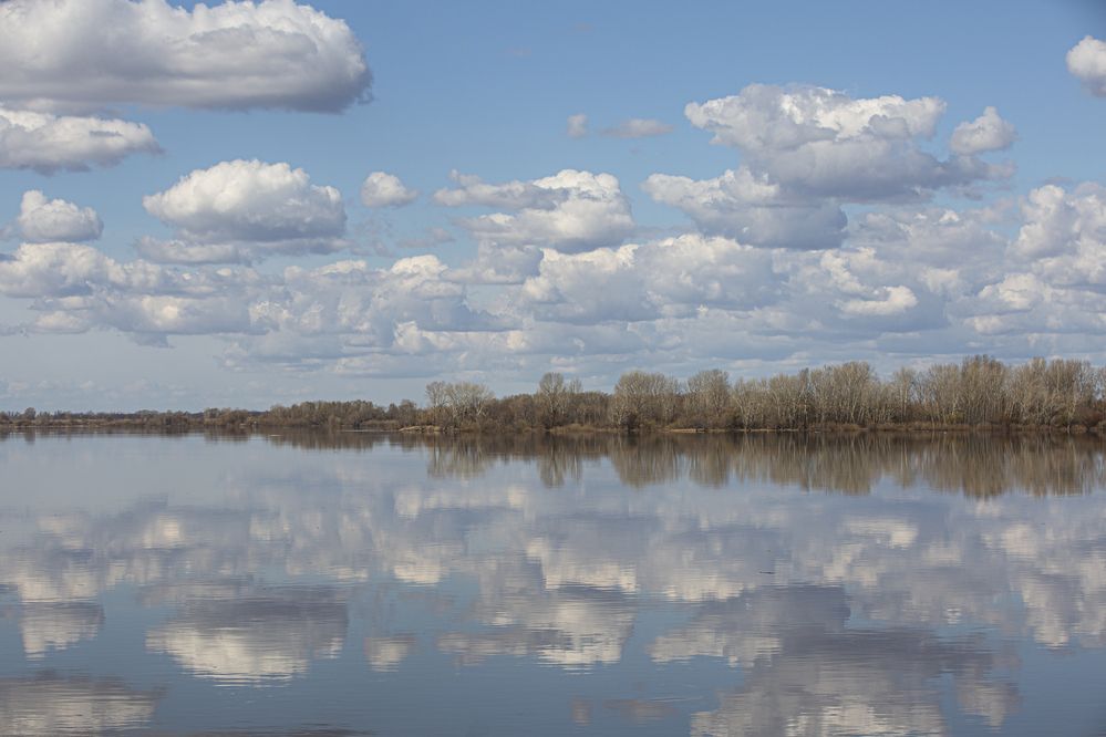 В реку смотрятся облака