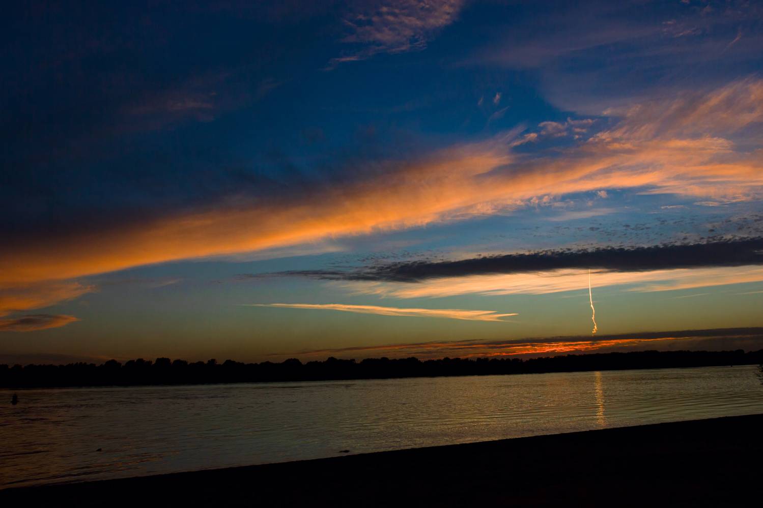 Закат у реки