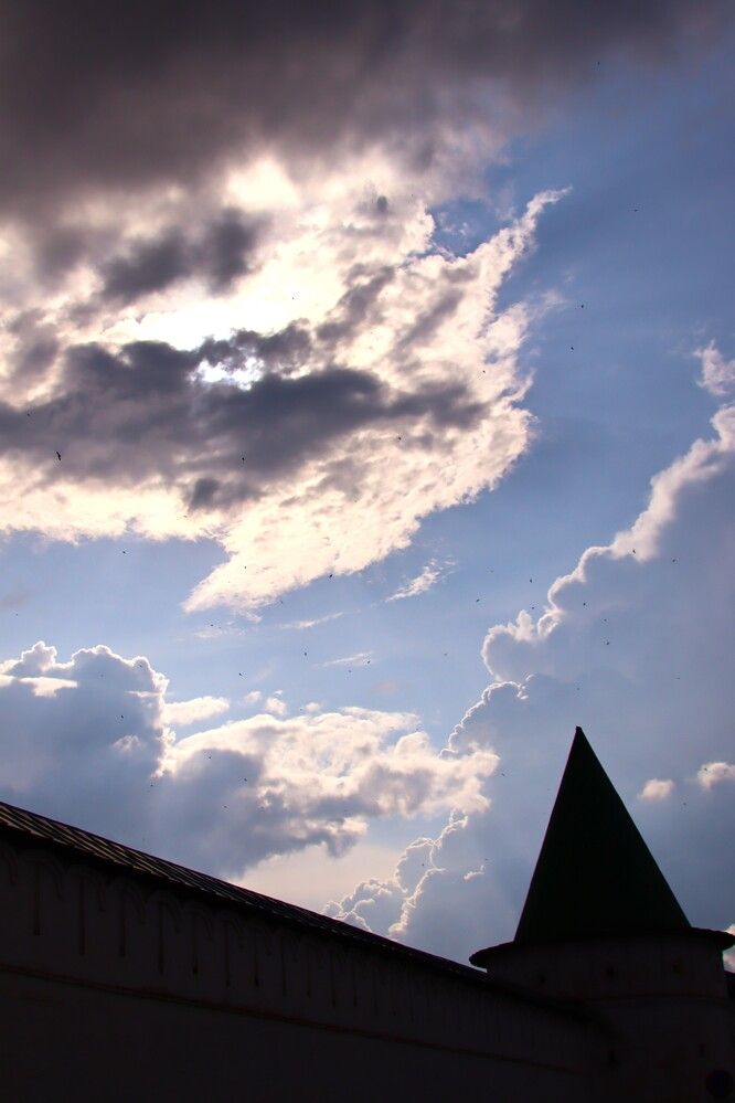 ОБЛАКО НАД МОНАСТЫРЕМ