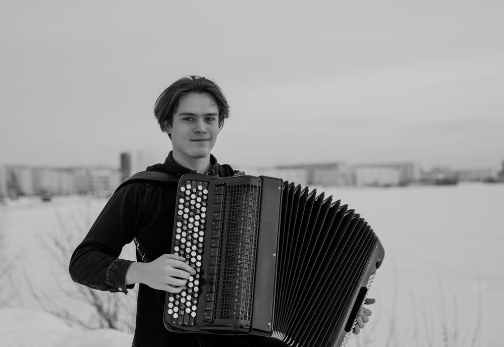 Баянист в зимнем городе