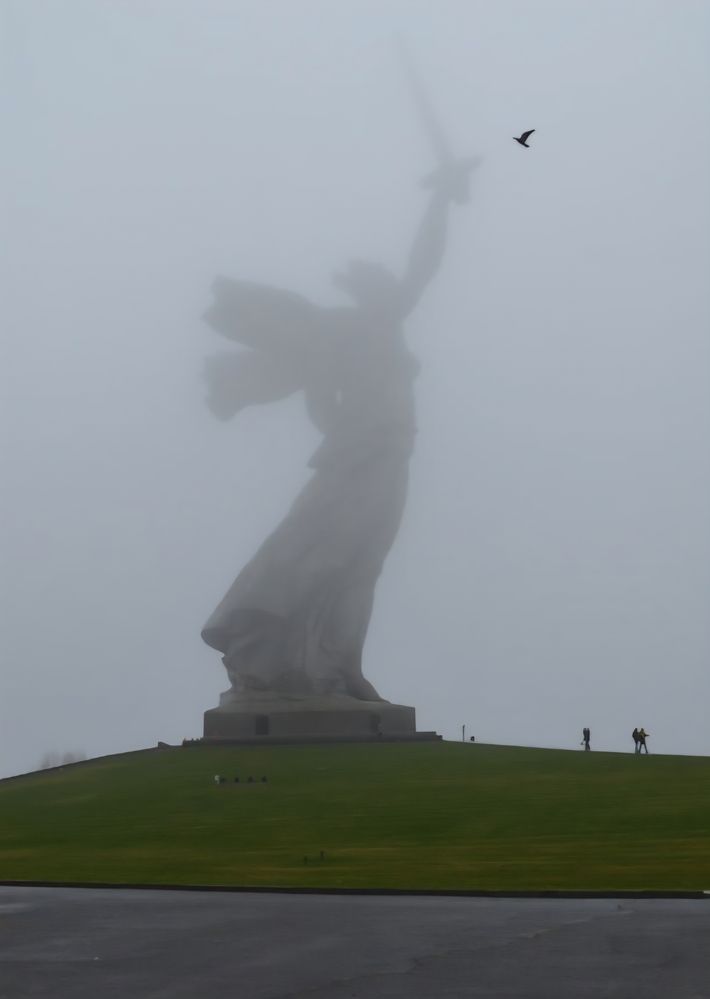 Туман и вороны на Мамаевом кургане