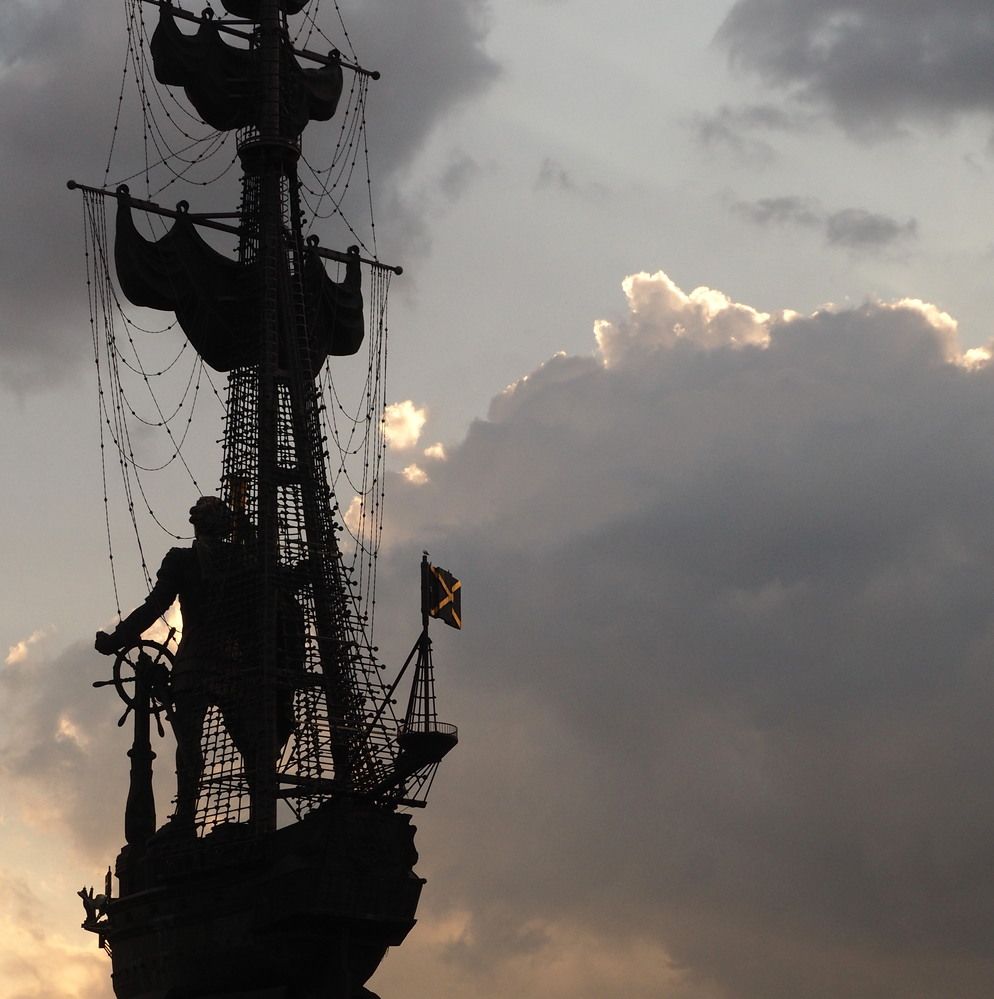 Паря над городом под облаками