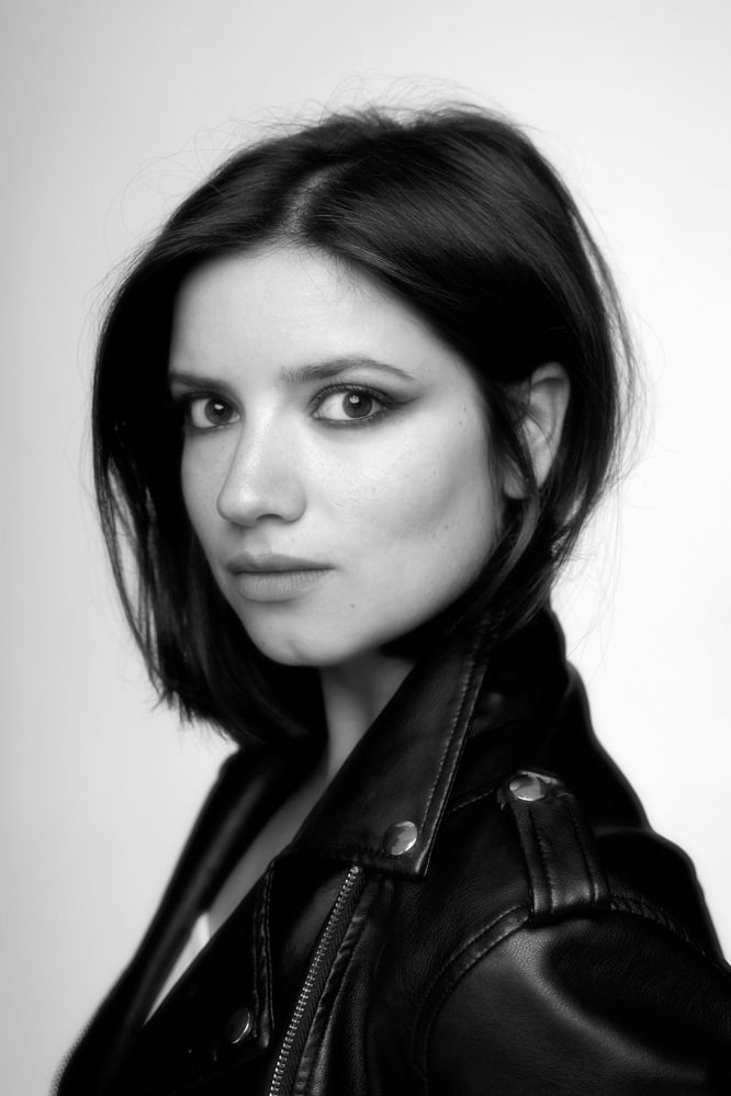 Девушка с тиле рок