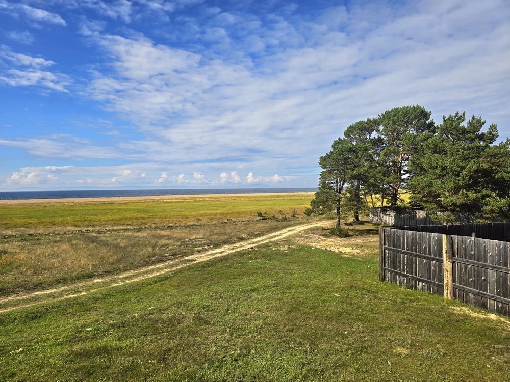 Берег озера Байкал, село Гремячинск, Бурятия.